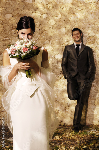 Photo: Sposa si nasconde dietro bouquet Sposa si nasconde dietro bouquet