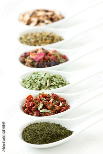 Foto: spices and herbs in porcelain spoons spices and herbs in porcelain spoons