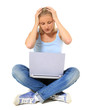 Frustrierte junge Frau mit Notebook Computer
