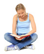 Junge Frau liest ein Buch