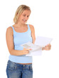 Junge Frau liest einen Brief