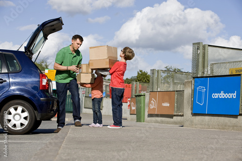 Foto: A father and children recycling cardboard boxes A father and children recycling cardboard boxes