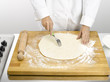 action de piquer la pâte à tarte avec une fourchette