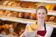 freundliche verkäuferin in der bäckerei freundliche verkäuferin in der bäckerei
