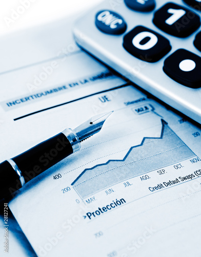 Photo: fondo de negocios con pluma,estadistica y calculadora fondo de negocios con pluma,estadistica y calculadora