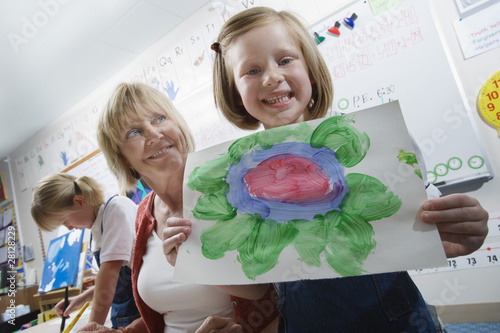 Foto: Elementary Student Showing Painting Elementary Student Showing Painting