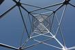 Pylône électrique sous la neige, vu du dessous.