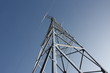 Pilône électrique sous la neige.