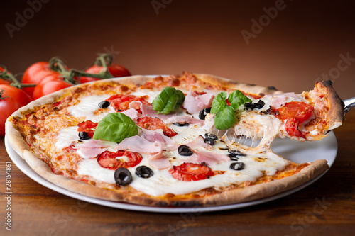 Foto: pizza with ham - pizza al prosciuttto pizza with ham - pizza al prosciuttto