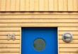 Porte bleue et chalet en bois Porte bleue et chalet en bois