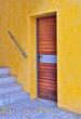 Porte en bois et mur jaune Porte en bois et mur jaune