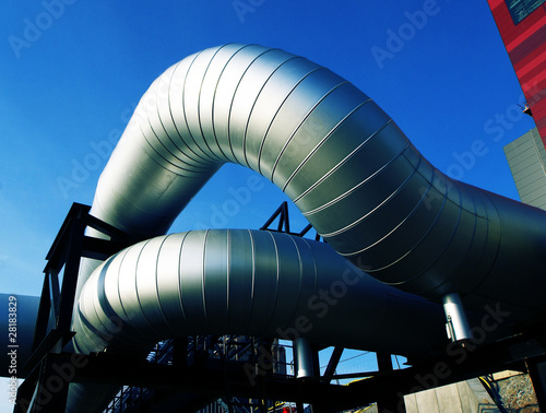 Foto: Industrial zone, Steel pipelines and valves against blue sky Industrial zone, Steel pipelines and valves against blue sky