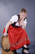 Hübsche Frau sitzt freundlich auf Wein Fass