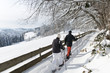 Senioren beim Winterspaziergang