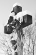 Verziertes Steinkreuz im Winter s/w