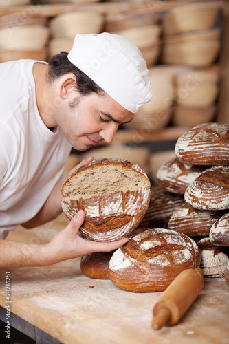 Foto: bäckermeister prüft brotqualität bäckermeister prüft brotqualität