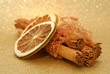 Orangenscheiben mit Zimtstangen
