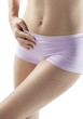 femme aux problèmes de taille ventre plat