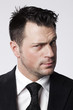 regard de jeune homme d'affaires suspicieux