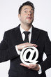 homme malin travaillant avec le web