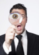 regard alarmiste d'homme à la loupe