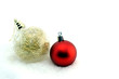boules de Noël dans la neige