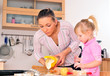 Mutter und Tochter beim Plätzchen backen in der Weihnachtszeit