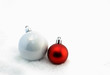 boules de Noël dans la neige boules de Noël dans la neige