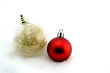 boules de Noël dans la neige