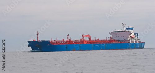 Foto: Tanker sailing in the sea Tanker sailing in the sea