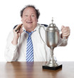 homme d'affaires victorieux avec une coupe de vainqueur