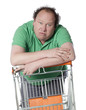 homme consommateur confus au supermarché