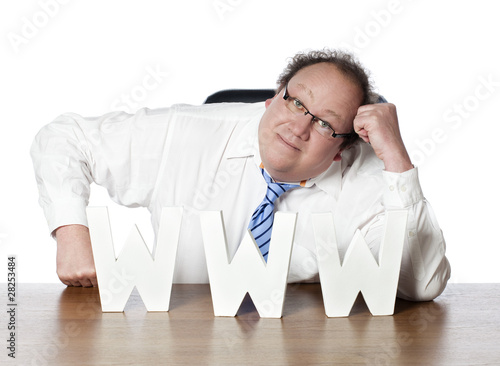 Photo: business man dépendant s'appuyant sur internet business man dépendant s'appuyant sur internet