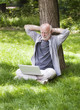 Photographie : homme retrait� paisible sous un arbre