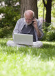 senior homme avec pc téléphone et internet