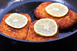 Schnitzel knusprig in der Pfanne gebratern mit Zitrone