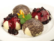 Dampfnudeln mit Mohn und Beeren