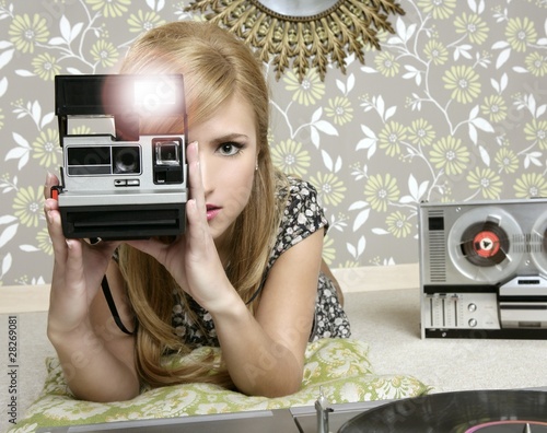 Foto: camera retro photo woman in vintage room camera retro photo woman in vintage room