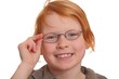 Lächelndes rothaariges Mädchen mit Brille