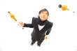 Jonglage avec massues de couleur orange