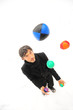 Jonglage avec des balles de couleur