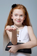 Foto: Trendy red-haired girl indoors Trendy red-haired girl indoors