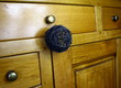 boule déco sur meuble en chêne