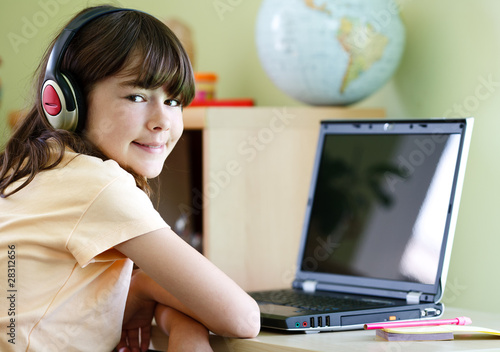 Foto: Girl using computer at home Girl using computer at home