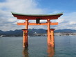 海の浮かぶ大鳥居