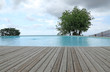 Image : piscine avec bordure en lames de terrasse en bois massif