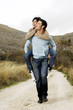coppia felice che passeggia