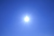青空に光る太陽