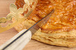 Galette des rois frangipane coupée au couteau