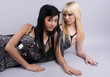 Photo : deux femmes brunes et blondes deux femmes brunes et blondes